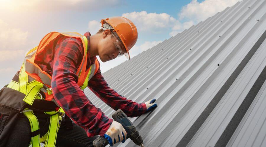 Professional gutter cleaning in Tiskilwa, IL